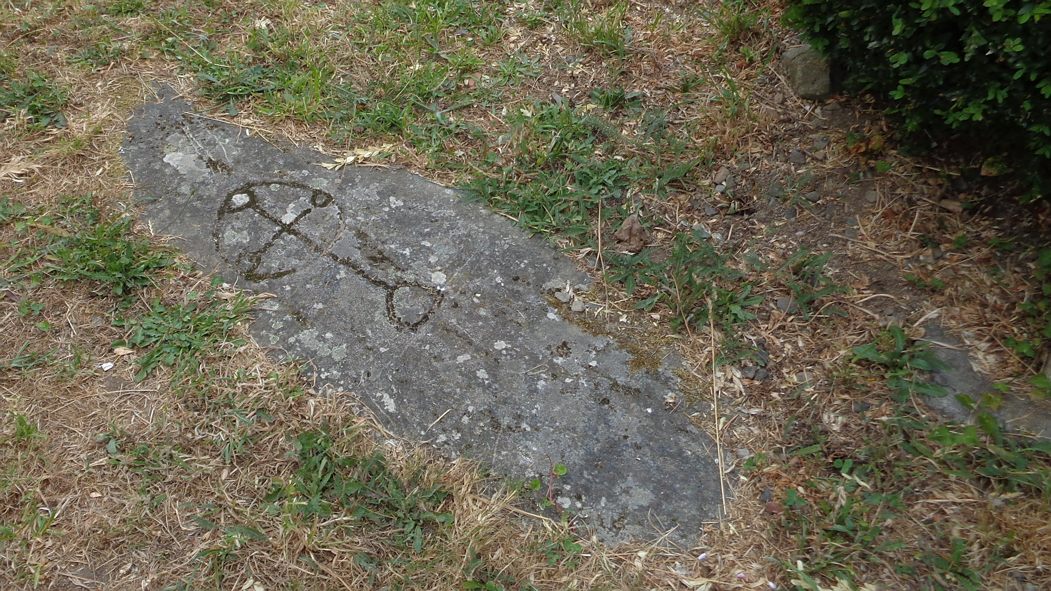Lauda sepulcral no adro da igrexa de Vilouriz
